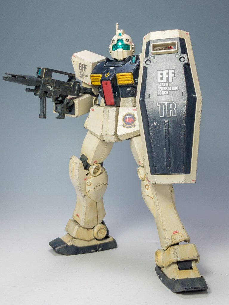 ジムIIでポージング!シールドは、十字部分を埋めて、プラ板でモールドを足しています。