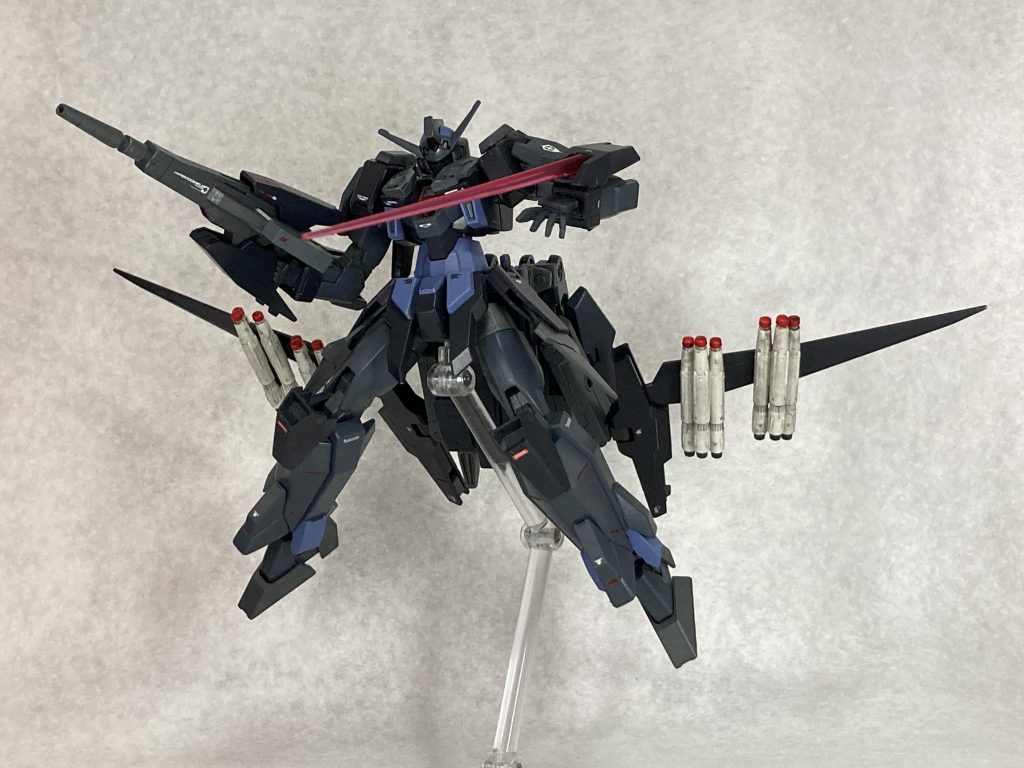 腰のウィングにはマウントラッチを用意してミサイルを装備できるように加工