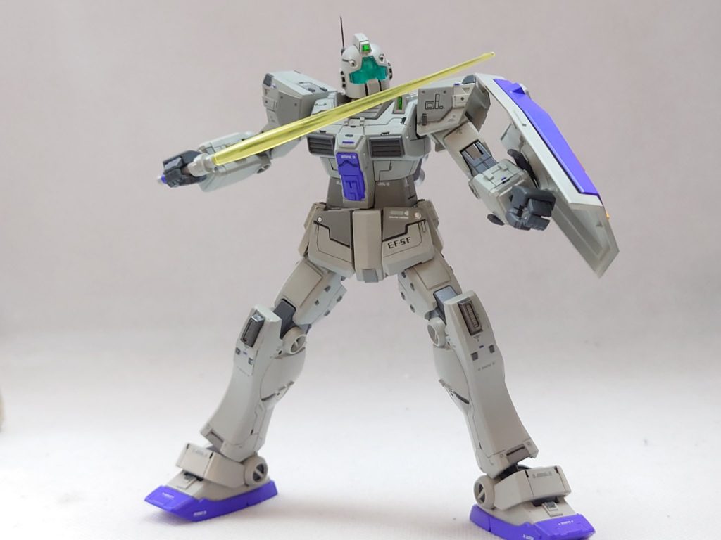 ビームサーベルを構えて