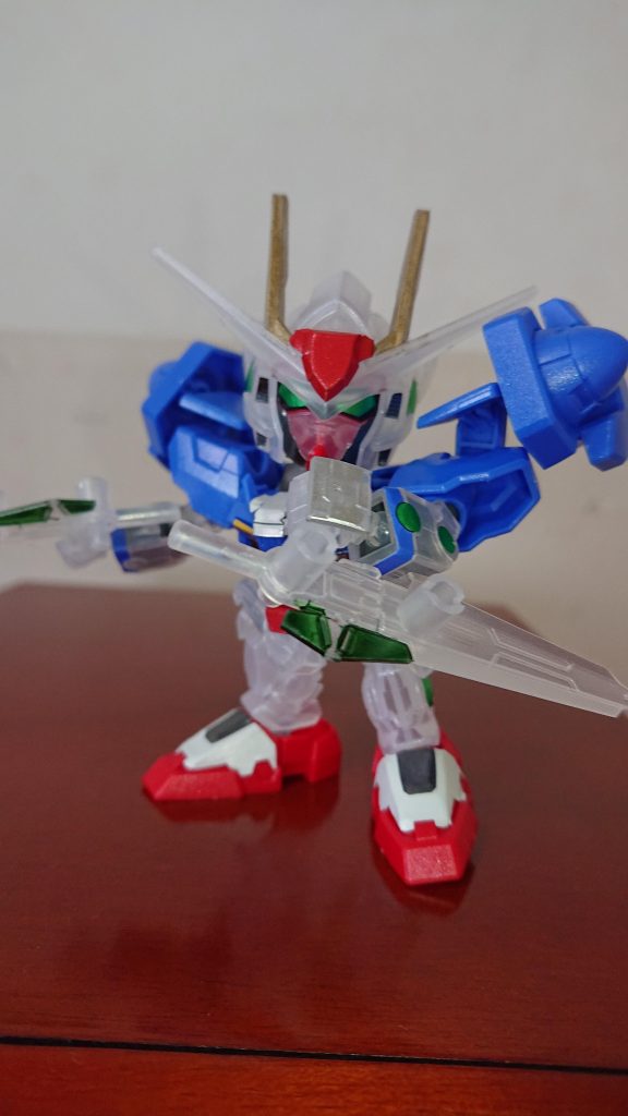 手の甲とライフルのクリアグリーン、アンテナ、腰のパーツを軽くがんだむまーかーで塗ってあります。