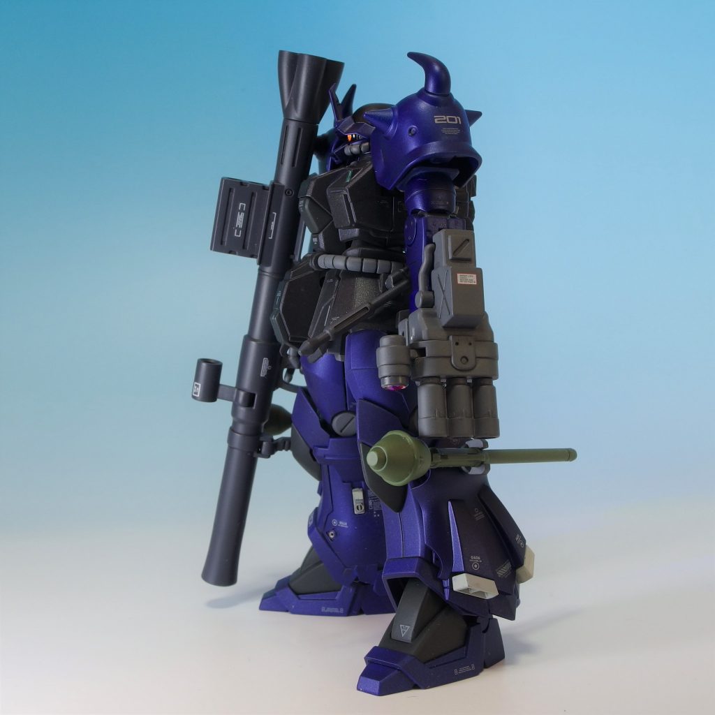 刀もクナイもなし。バズーカや三連ガトリングなど装備。