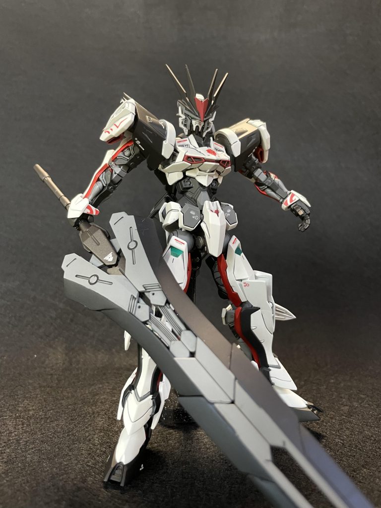 全体の塗装はカラーの設定資料やGジェネクロスレイズの戦闘シーンを参考に、一部不明な部分はアレンジして塗装しています。刃の部分はプリズムブルーブラックを塗装してスーパースムースクリアでコートしました。艶消しのプリズムはどうなるんだ、という実験だったのですがなかなか良い感じになったので今後も試したみようと思いました。左の平手は他のキットから流用しました。