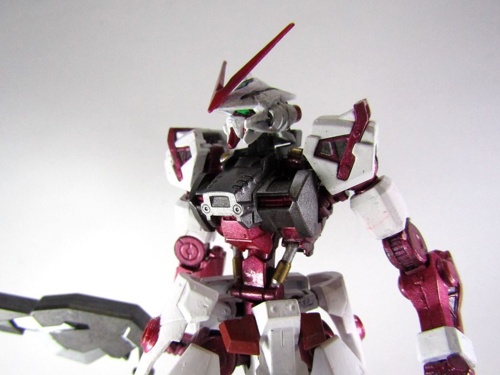ダンタリオンを見ながら、パワードレッドに出来そうと思ってからひと月くらいかかりました。アスタロトオリジンの腕が使いたかったので、悩んでいたのと、フライトユニットが後ろ過ぎて、アームで接続する方法に行きつくまで時間がかかりました。超斬艦刀(笑)は一日で出来ました。150ガーベラ作っている人を尊敬しつつ、撮影出来ないし、持たせられないと日和ました。