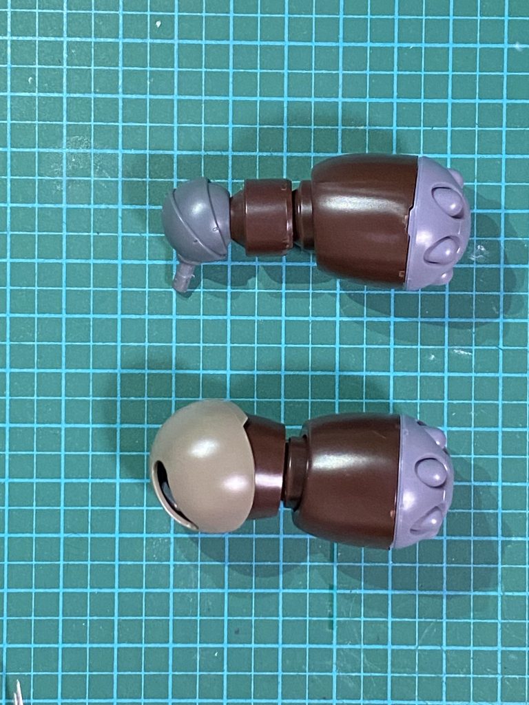 素組みのアッガイとの比較。ガンキャノンの肩はボディとの接合部がボールジョイントですが、アッガイの腕部が重く保持力不足だったので、棒軸に変更。上腕との接合部はアームの延長パーツが利用できるようボールジョイント用のポリキャップに差し替えています。上腕はアーム延長パーツをそのまま利用してスリム化。下腕は無加工です。