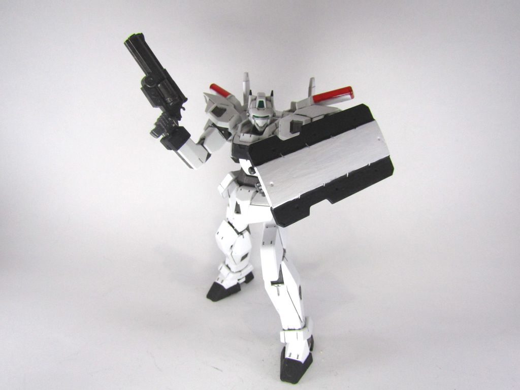 コロニー内では大型シールドとリボルバーハンドガン