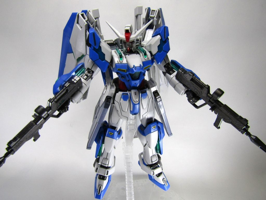 別の機体のミキシングで使わなかった、フリーダムのレールガン、デスティニーのライフルを追加。「スラスターの向きがあってないやん!」と思ったので背中のウィング部はフリーダムに戻しています。