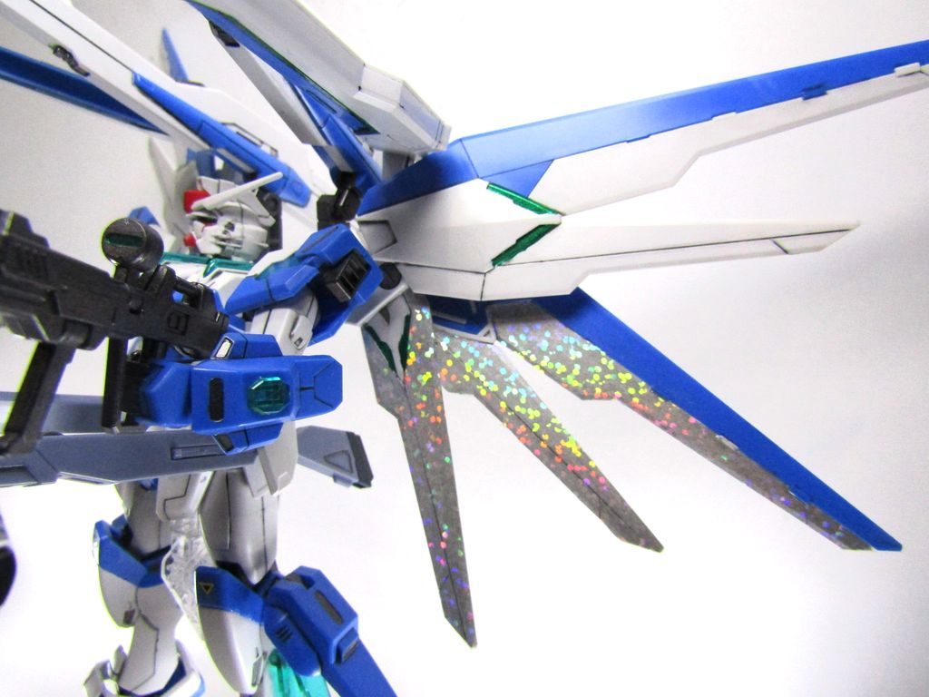 バインダーの内側にプリズムシールを貼ってデュートリオンビームを受けるリフレクターに。SEED的には胸の受光部で全て受けれそうですが、余波を効率的に受け取れるという感じに解釈されるのかな?本体のエネルギー以上に戦艦の膨大な出力を利用し、ローエングリン級のキャノンを撃てるという設定です。そのためにはアークエンジェルにデュートリオンシステムを増設する必要があるのと、アークエンジェル付近でしか撃てない兵装となってしまうあたりが厳しい。