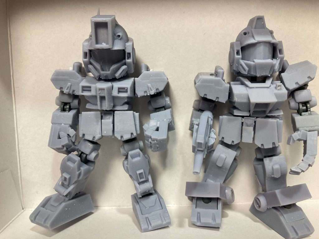 出力したところ。隣はAOΖ初期主人公機のジム改高機動型