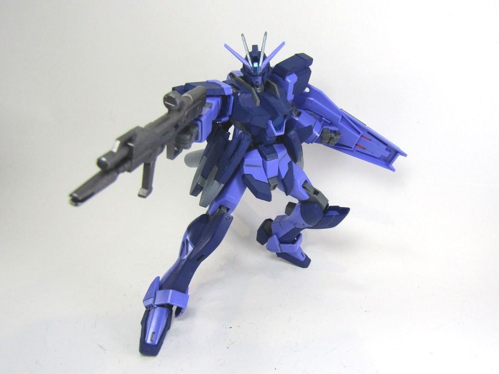 高エネルギービームライフルを構える