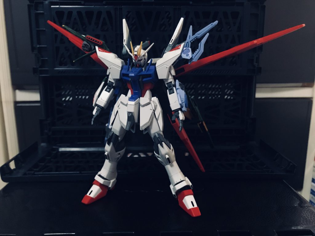 塗装に関しては基本成型色で、元機体と異なっている部分を全てガンダムマーカーで塗装しました。仕上げのトップコートは、PS装甲の特殊な感じを表現するため、半光沢にしてみました。