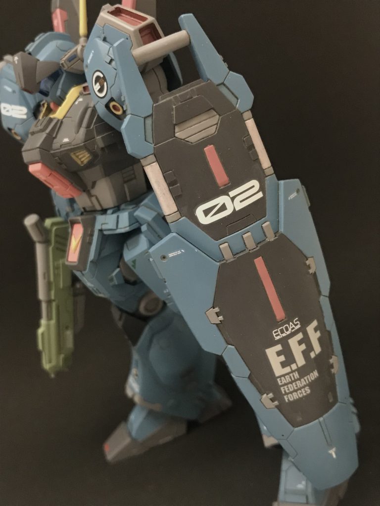 放置している間に武器だけ他のに使ってしまっていたようで、何となく似合いそうな物を持たせました。こうやって武器替えの連鎖が続いて行くんでしょうね笑 ゼフィランサスの盾をほとんどそのまま使いました。デカめの盾けっこう似合いますね。デカール糊が残っていたみたいで少し白くなっています。見様によってはフィルタリングですし、大雑把なので許容範囲内ですが、これには昔から困っています。