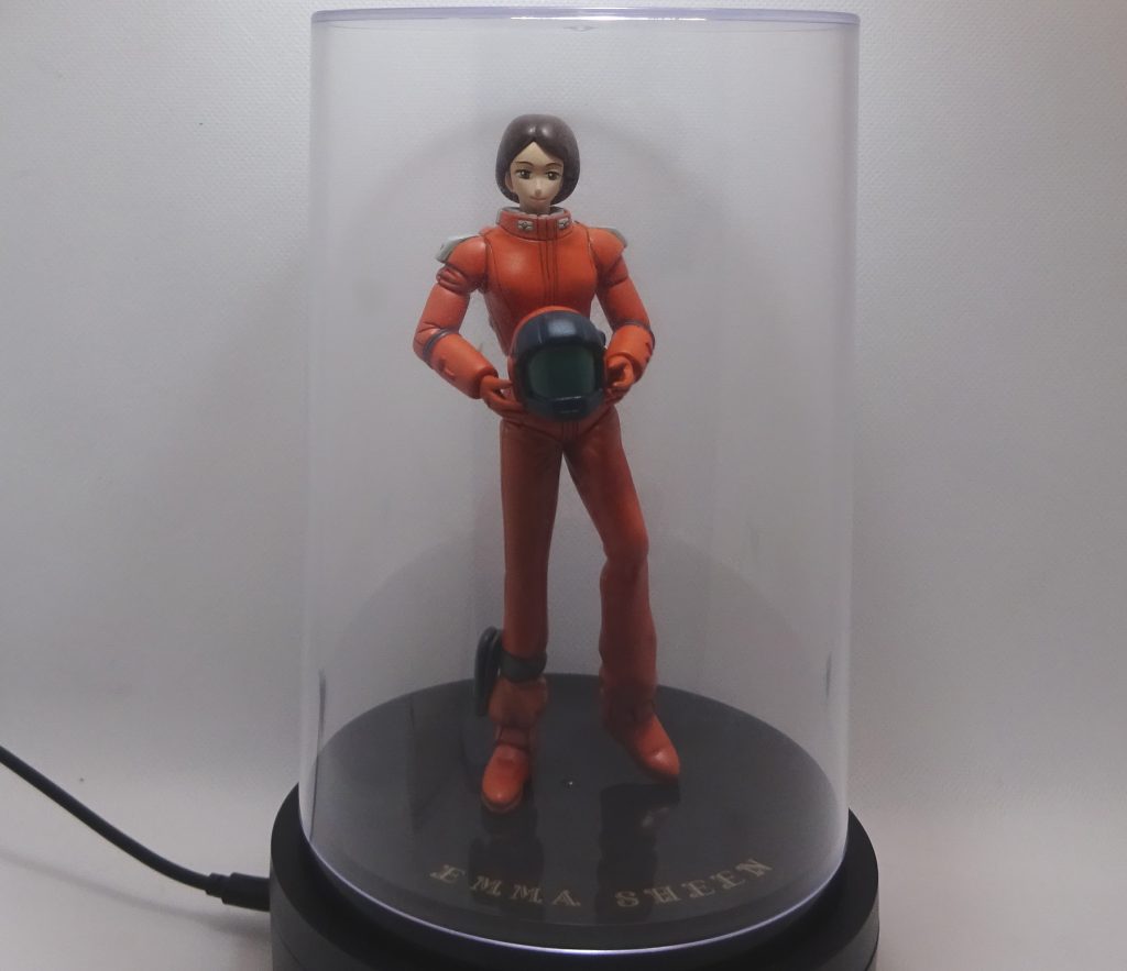 ヘルメット ランドセル ホルスター ウエストポーチ 小物もしっかり作り込み ちょうどいい感じのフィギュアケースをゲット 台座に名前も入れてみた こんな距離から撃ってくる・・?
