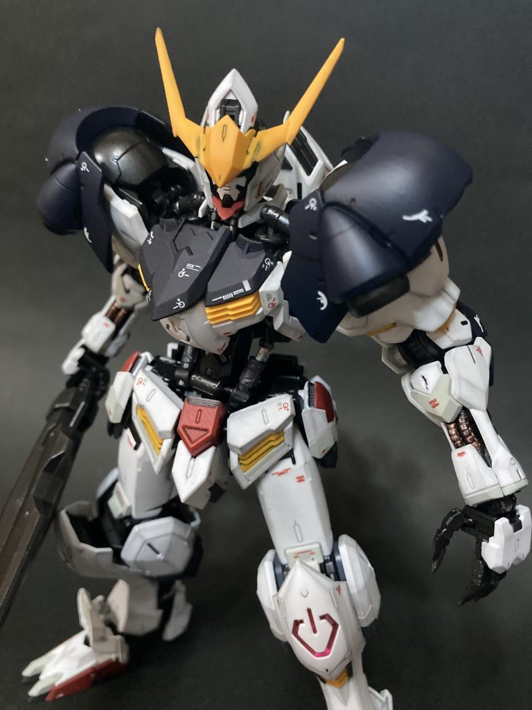 肩部だけ少しツヤが残る塗装になってます。バルバトス特有の後付け感。