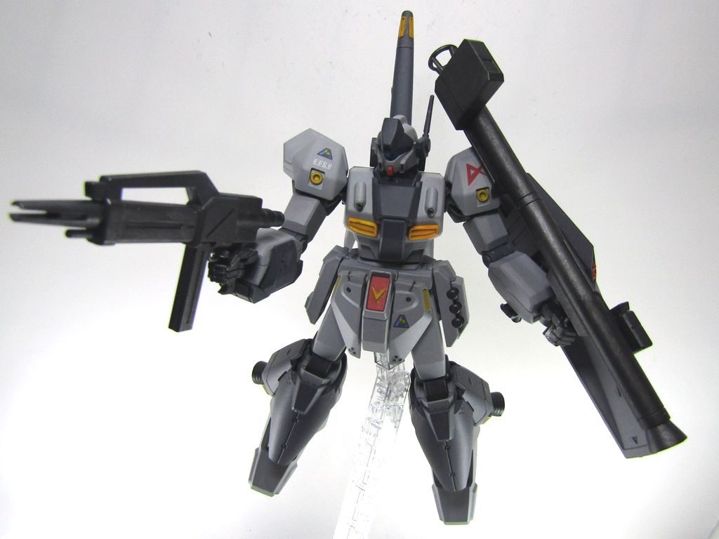 ビームライフルとハイパーバズーカを装備。予備弾倉をシールド裏に追加した方がよかったかも。アムロは堕ちないので、若干弾数に不安があるかも。