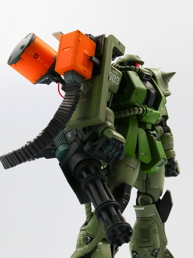 宇宙世紀初期のMSという事もあり、過剰なディテールにならないよう気をつけました。武装もプラ材でガトリングを制作し、シールドに接続、シールドはあくまでもウェポンラックとしてプラ板で制作し、ネオジムで接続いたしました。