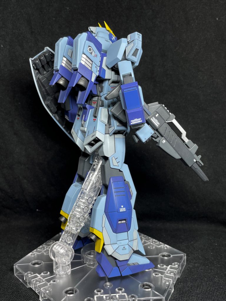 バックパックはリガズィの物をプラバンで装飾しました。脚はライトニングガンダムを2個買いして内側の装甲パーツを外側にも使い、削り込みました。