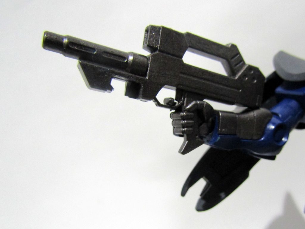 背中のウェポンラックに付けれるよう、小加工。パワードアームズパワーダーのライフルです。