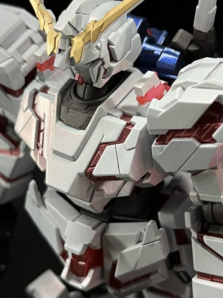 個人的なイメージですが、ユニコーンモードが全体つや消しデストロイモードは全体的に輝いている(光沢)の印象があり、更にサイコフレームから漏れた光?粒子?で光らせたかったので、クリスタルカラーを吹いた事で見る角度によって表面が赤く見えると言う、狙い通りの仕上がりになり大変満足です。ヽ(*^ω^*)ノ