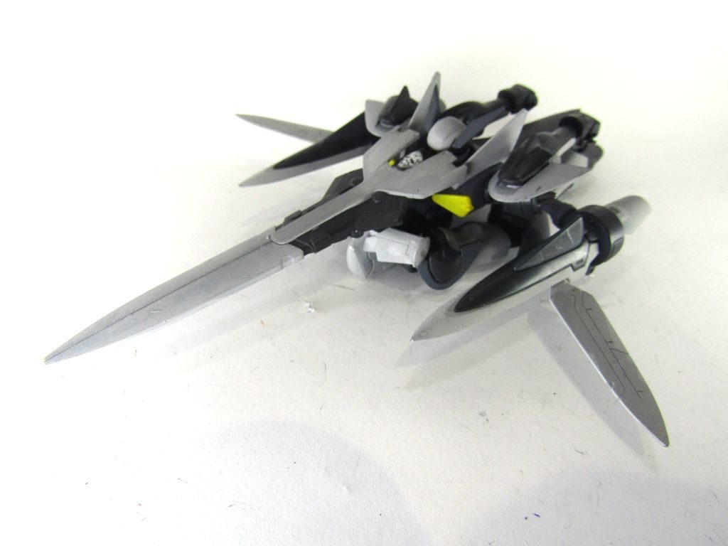 飛行形態です。カラーを変えると、バルキリーに通ずるデザインに見えてこないでしょうか？