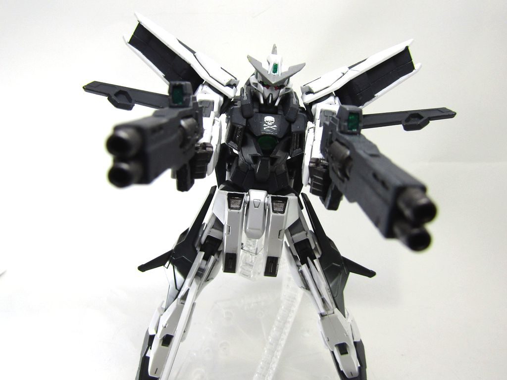 機体はノーマルなのに、武装のためにたくさん必要に………。残った機体も有効活用を考えます。アニメ本編を見ている時には、GN粒子で飛べるのに何故変形するのか？と思っていましたが、フォッカースペシャルの設定を考えた時に、アレルヤがどうかは置いといて、戦闘機パイロットが高速戦闘するためには優れた形態だったのではと思い直しました。ブレイヴがフラッグに準じた設計なのも同じではと。