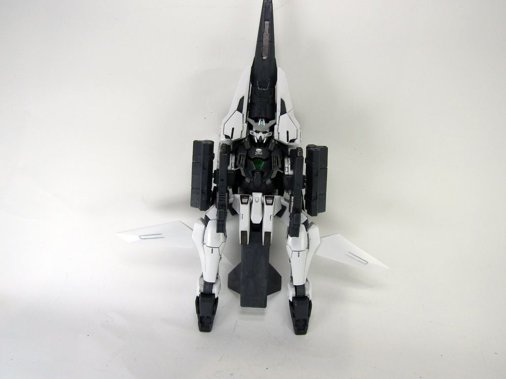 下から見たところ。GNビームマシンガンを２丁腕のところに装備しています。