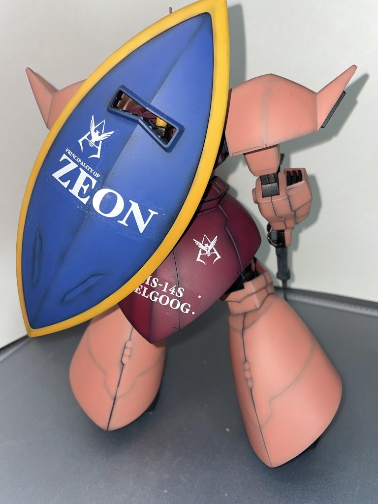 ゲルググ後ろたまたまゲルググのガンダムデカールが売ってたので使用艶消し後に買ったためシルバリング起こしてます…