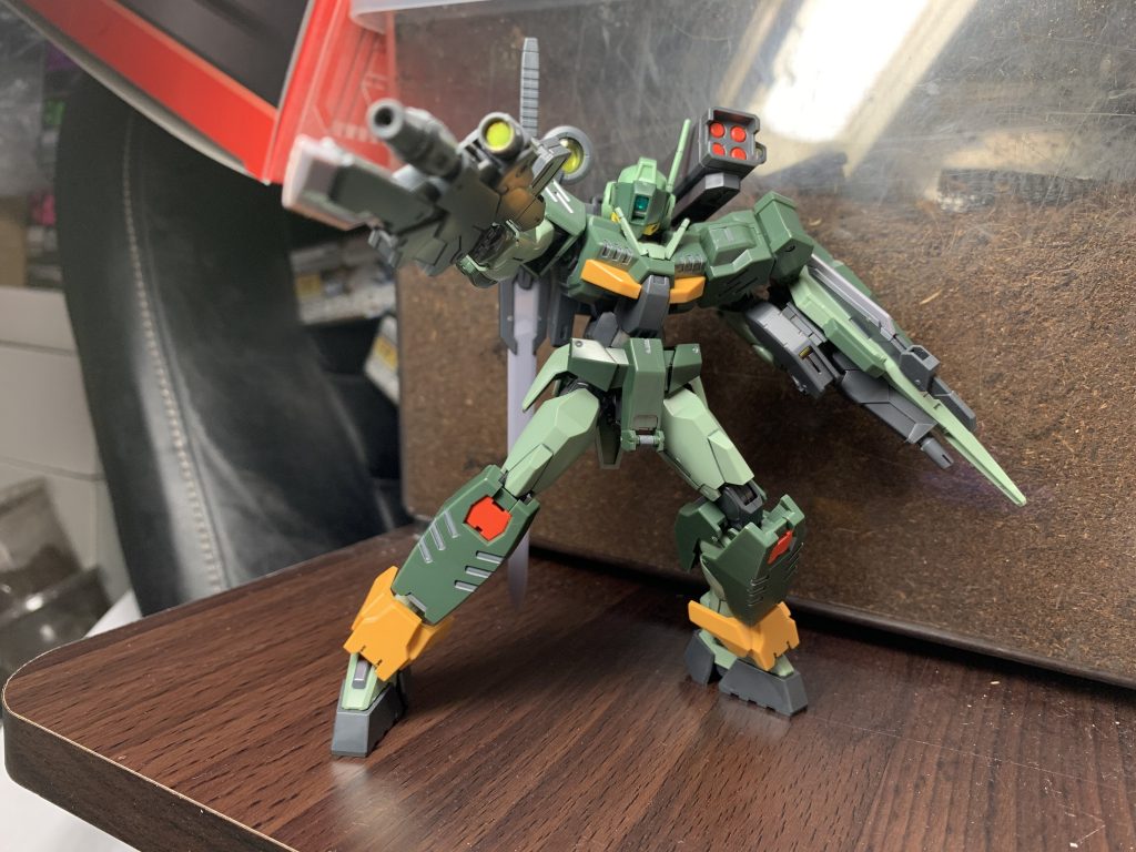 ミリタリー系のカラーリングなので、バイザーを降ろすと砂塵の中でも問題なく戦えるみたいな…見づらいか…