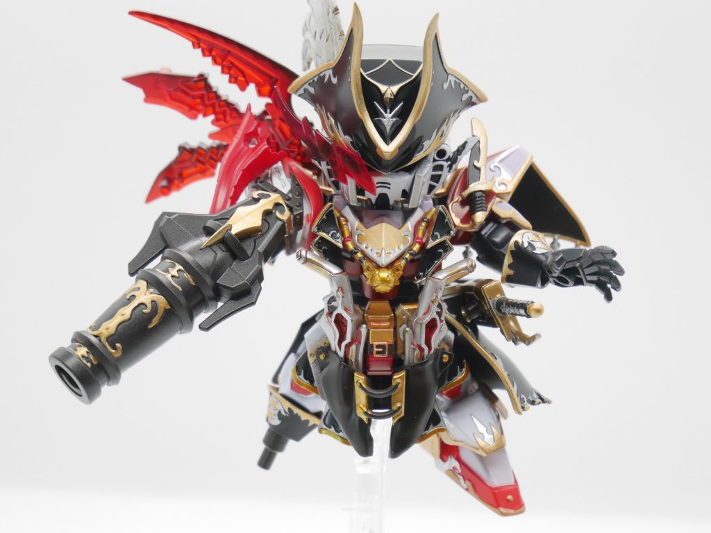 必殺形態ディアボロボヤージュ右目から炎のエフェクト、背後のパーツが展開し悪魔の羽根のような見た目になります。