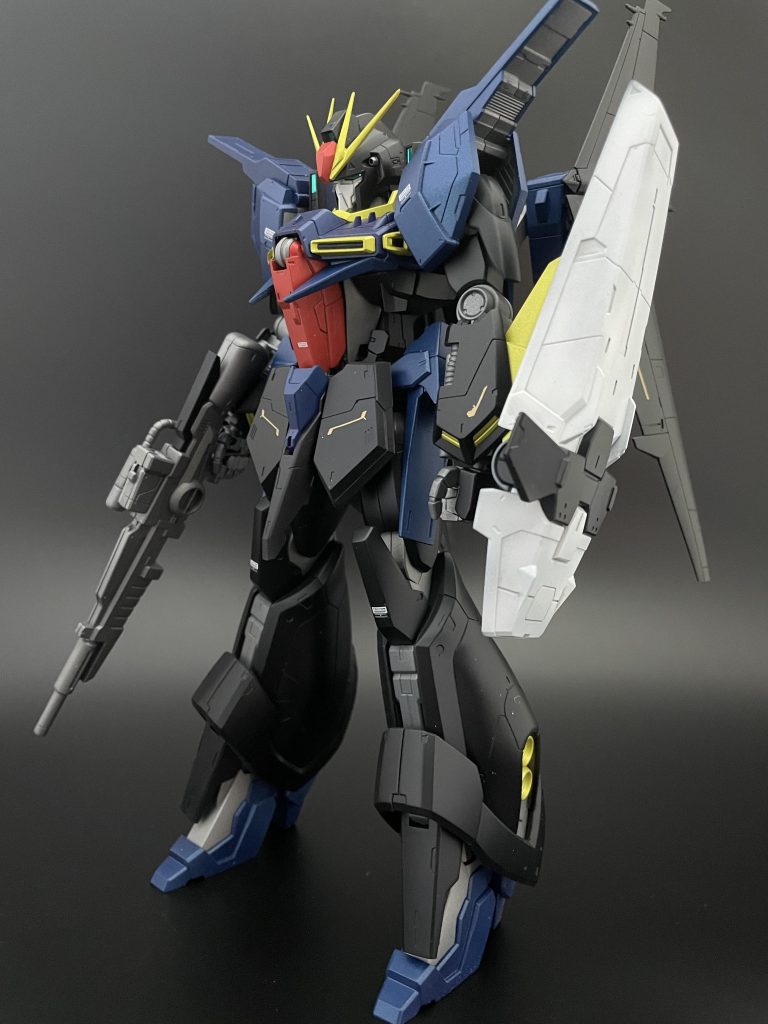 正面今回は白色の装甲を黒に反転させ、原色各種をメタリックカラーにして仕上げています。本体はモールドの掘り直し以外何もいじらず、最近のバンダイキットにたまに付属している固めのシールを使用しています。