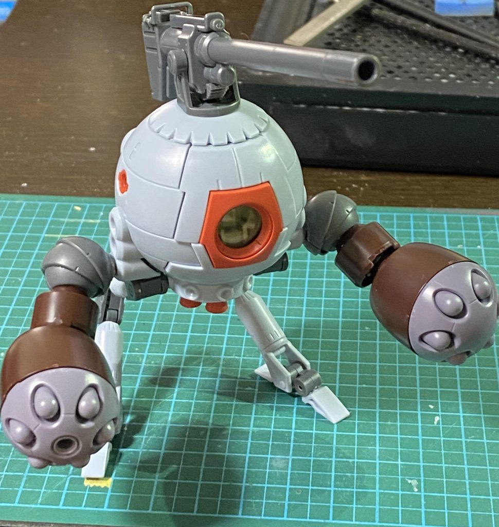 バランス確認中にパシャリ。友人の落書きより遥かに腕部が太く、アッガイの腕のままではバランスが悪かった為、ガンキャノンの肩に差し替えました。手元パーツの都合で強襲型は初期型キャノンの肩になりました。