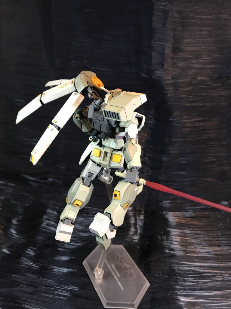 ジャンプ時の初速を得る為、装甲には必要箇所以外では「破壊、変形によって重要箇所を保護する」繊維強化プラスチックが用いられ、軽量化を図っている。「こんなプラモデルで」など現場から冷やかしを受ける事もあった。プラスチック化で落ちた防御力は同素材の左肩の集合シールドで補う形を取り、シールドが身代わりに壊れてくれるものと割り切った用法になっている。6枚あるので使い方によっては6回の直撃から身を守ってくれる。