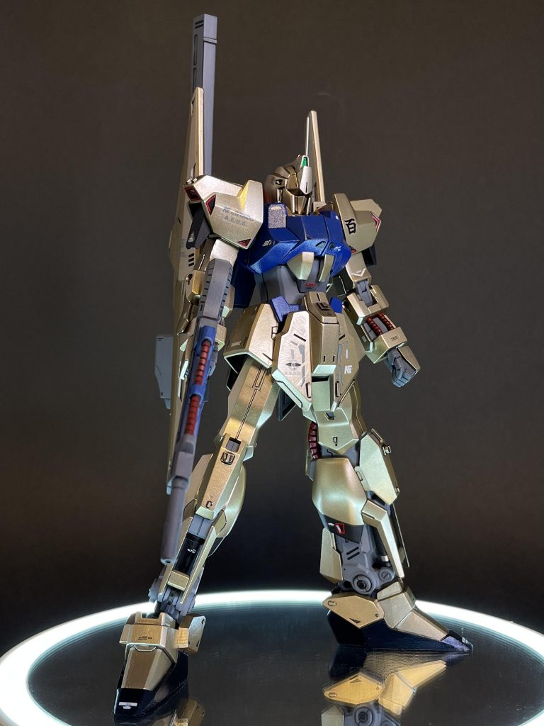 先ず正面やや右方向からこの角度。カッコイイですよ!百均で百均じゃないLED付きミラーを買って、前回の投稿のズゴッグと同様、撮影に使用してみました。通常の3倍カッコ良く見えますよ笑