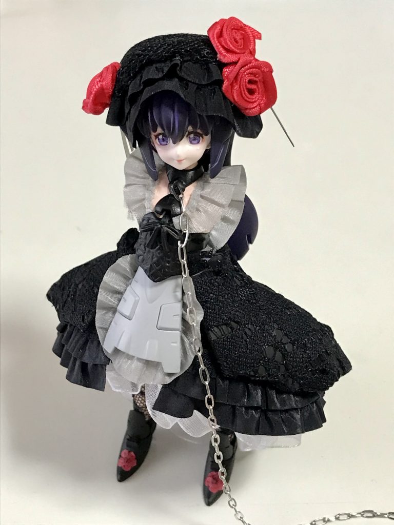 スカート完成。黒い布、黒いレース、黒のフリルテープ、白のフリルテープを貼りました。良き〜♪(^^)