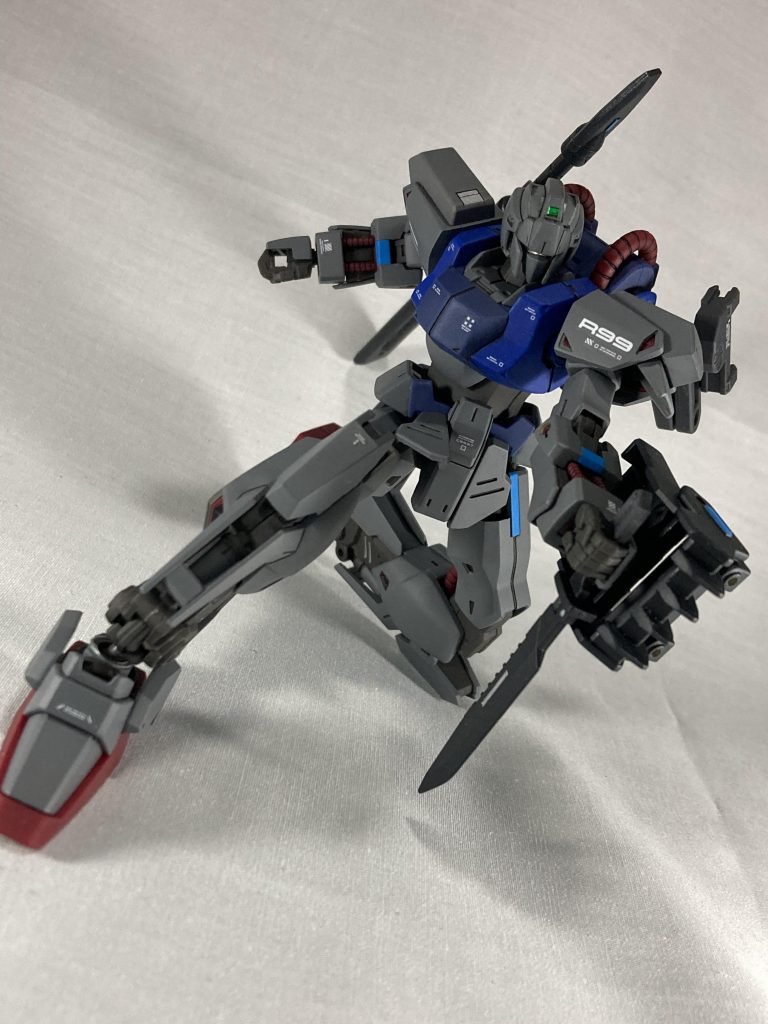 コンバットナイフ「打撃効かないようなのが相手になったらどうすんの?」という友達の素朴な疑問に大慌てで装備したナイフ斬るのは罪悪感があるけど己も大事なのでごめんなさーい!と叫びながらブッ刺すのだ