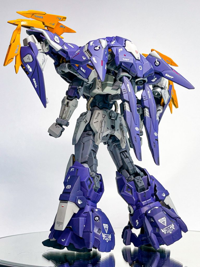 背面。いつものラピーテープでセンサー表現しています。ちょっとデカールが喧しくなったかと反省。