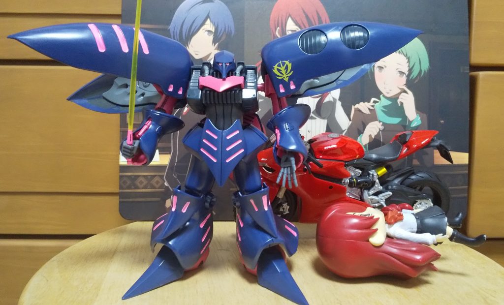 :まずは本体を仮組みをして、すみ入れ、部分塗り、付属のネオ・ジオンのエンブレムを貼りやったぞ。