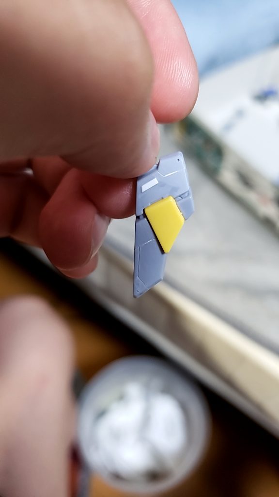 写真はディテールを追加している時の写真。実は今回初めてまともにディテール追加を行った。筋彫りは少し面倒くさいけど、やって成功した時のあの喜びを大事にしたい。EGとかで練習するのもありだろうか。