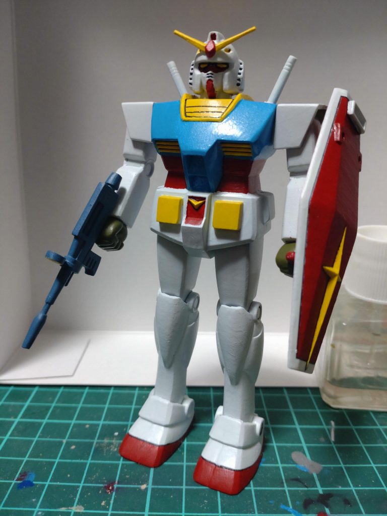 今回意識したのは［圧倒的昭和感］(笑)ボディを水色に近い色に。シールド裏は赤に。拳はグリーン。アンテナは黄色にして、当時の児童書に出てくるカラーと、アニメの作画ミス、初期設定とかをイメージしました。