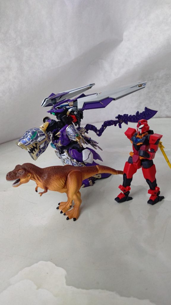 そうすると恐竜に感銘を受け、アーマーに落とし込むならリゼ君だろうと彼に白羽の矢が立った訳です。クリアパーツな余剰アーマー付いてくるし、使えるパーツ多いだろうと安直に……肝心な部分足りなくて苦労しましたwそれでは真打ち! コアチェンジ! ドッキングゴー!!