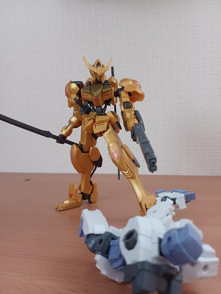 武器は、バルバトスの刀、30mmからスピナティオの刀、30mm武器セットの剣ケンプファーのジャンクから持ってきたショットガンです。ショットガンは持たせるために持ち手を削りました。