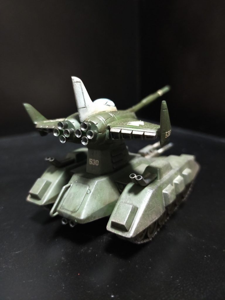 難易度の高いこのキット。戦車と航空機が一度に作れるスグレモノ。汚しを上と下で変えてみました。