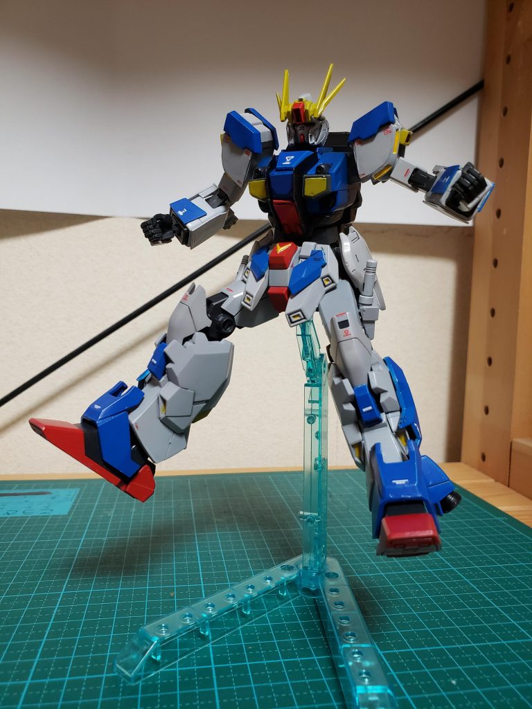 胸部マシンガン&ミサイルフルアーマー時の高度な操縦のため、頭部が肥大化したことにより頭部マシンガンが使用不可能となったため、胸に増加で武装を施した。連射力がありながら威力もあり、並のモビルスーツなら装甲を貫通させることが可能。ミサイルも同等に破壊力を持つ。