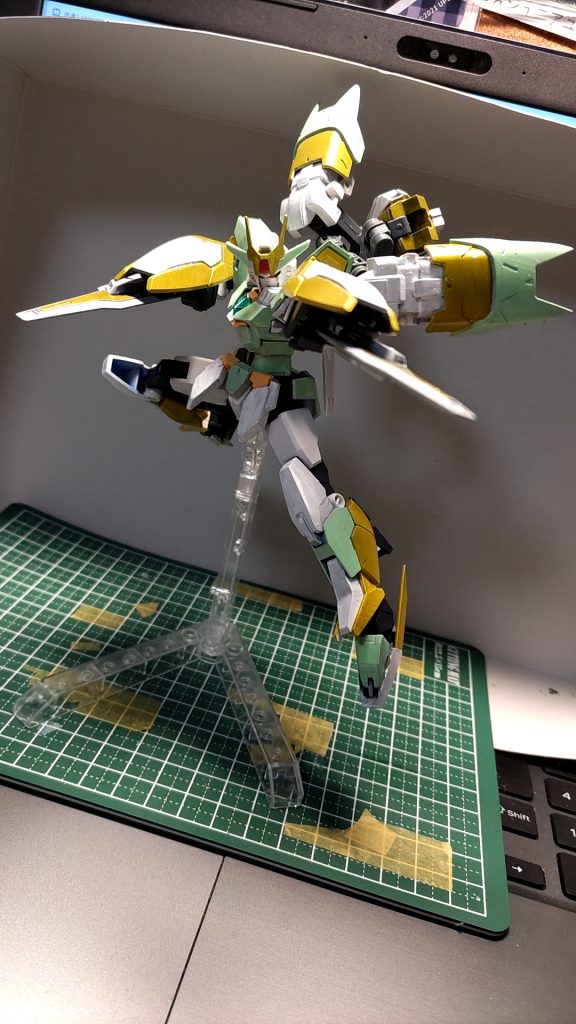 ・複合型兵装 ヴァリアスブレイドシールドにビームライフル内臓の実体剣を取り付けた攻防一体の兵装