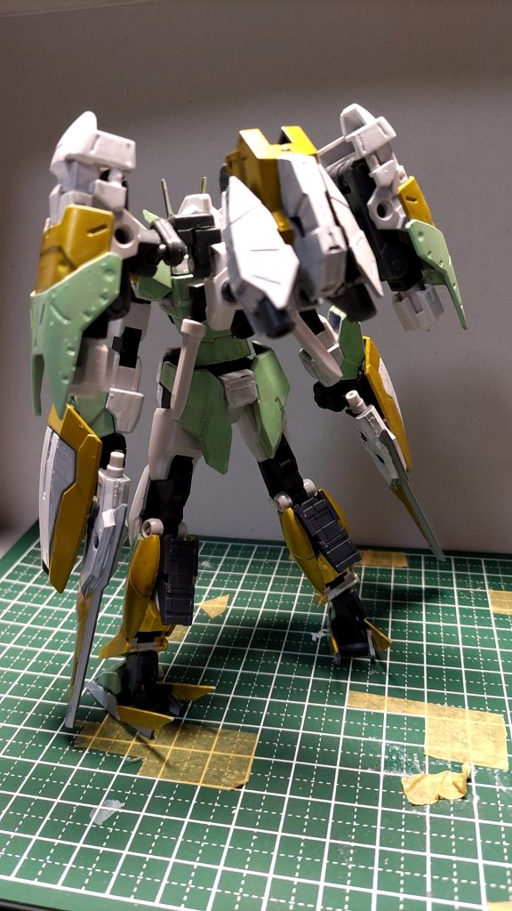 後ろー背中のブースターは結構悩みました最初こそスペアの刃をつけたりと考えましたが最終的にはシンプルにブースターをつけることで完成しました。中央のブースターは腰まで伸ばしたりアスタロトオリジンのブースターみたいに展開出来ます。