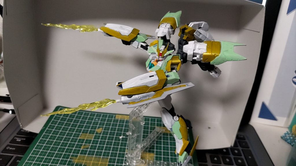 ・フランベルジュビームブレイドヴァリアスブレイドに内臓された近接型のビーム兵装通所のビームサーベルでは刀身が長すぎるが抑えることで調整はしたくないと考えた末、炎の様に展開することで抑えた分のエネルギーも展開することに成功その威力は通常のビームサーベルよりも高く、主に切断時の内部機械の損傷率を向上させている…とは本人談