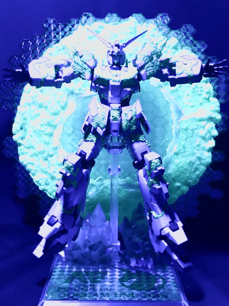 サイコフィールドとサイコフレームは蛍光塗料で塗装していますので、ブラックライトで光ます(iPhone撮影、露出等変更)