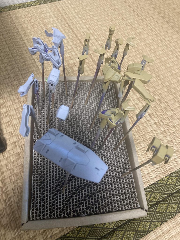 今回は珍しく写真撮ってたwサーフェイサー吹いた上から缶スプレーのダークイエロー吹いて。特にキマリスの紫のパーツを重点的に塗りました。