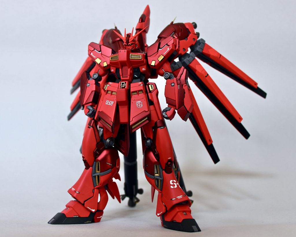 本体の単体ショット。装備した武装は全部着脱可能です。着脱時に塗装剥げしないように、サフ段階で耐久テストを行ったり、追加装備側にグレーのマスキングテープで保護したり工夫しています。
