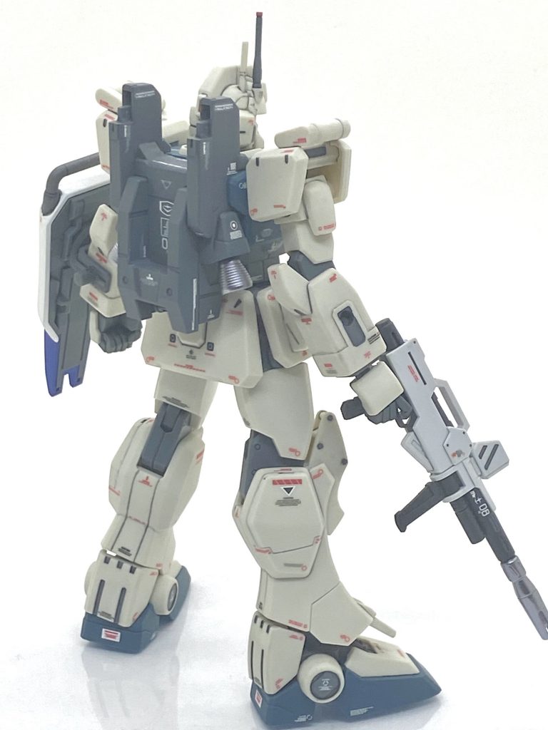 パラシュートパックはベルトの固定をシールで止める仕様でしたので作っていません。追加装甲のあるシールドは色が全く違うので設定通りに白と青で塗装しましたが、ビームライフルはキットのですとベージュとグレーなので設定通りにカバーがホワイトの陸戦型ガンダムの流用し、デカールも貼っています。