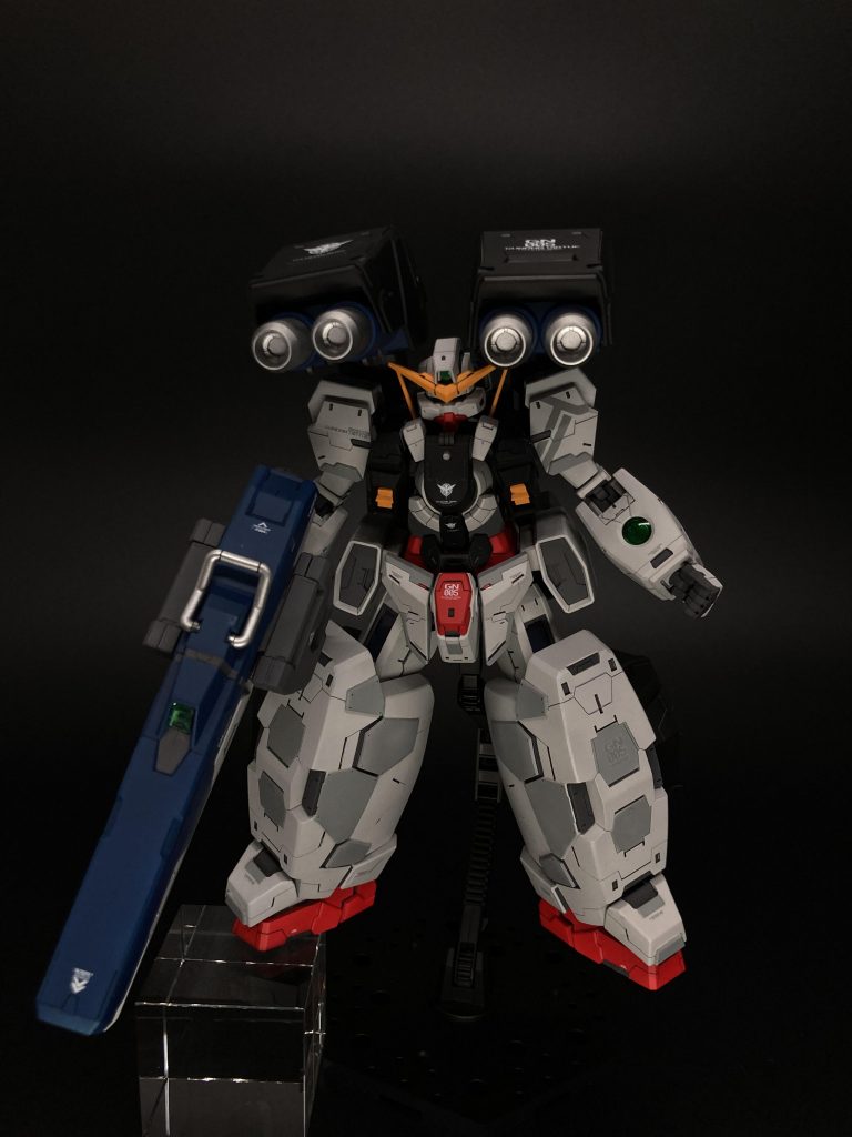 GNキャノンを構えた状態です。とてもずっしりしているため、ディスプレイスタンドでポージングをする際は支える物が必要になります。(私はガラスキューブを使用して支えました。)